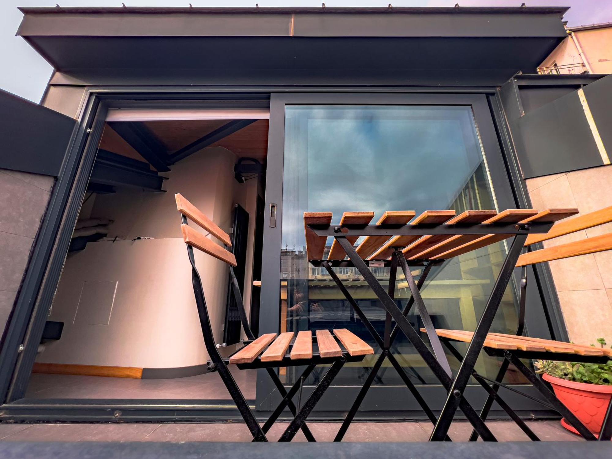 Homie Suites - "Loft 27" Urban Comfort Suites In The Heart Of Cihangir — Photos 1
